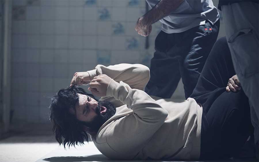 کتک خوردن همایون منصوری در زندان